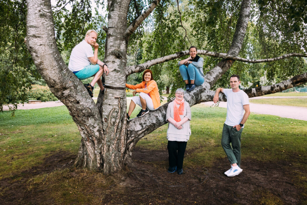 Juha Heino, Liisa Heino, Anna Hakala, Raija Repo och Markus Kontiainen har förbättrat både sin hälsa och minskat sitt koldioxidavtryck med hjälp av planetarisk hälsa.
