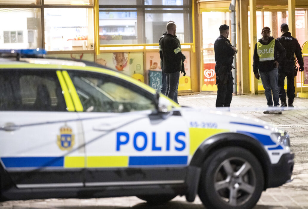 Andelen svenskar som uppger att de utsatts för brott fortsätter att minska.