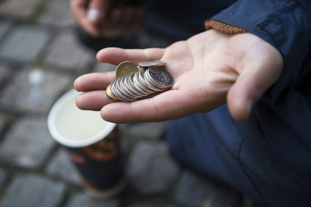 Under 2021 levde 10,3 procent av Sveriges utrikesfödda i materiell och social fattigdom.