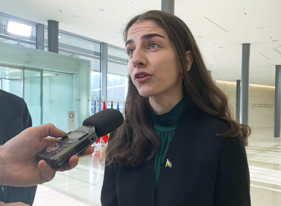 Klimat-och miljöminister Romina Pourmokhtari (L) på sitt första ministermöte i EU.