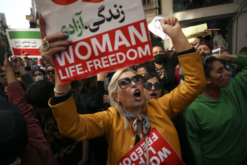 Stöddemonstration utanför Irans konsulat i Istanbul, Turkiet.