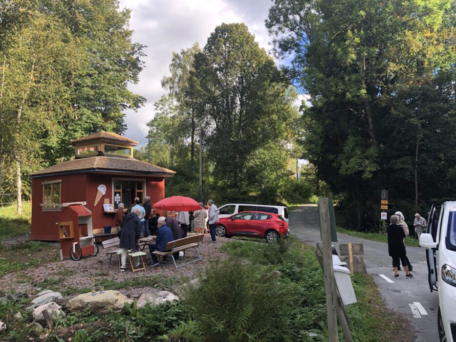 I en vägkorsning i Dalsland, långt från närmaste samhälle, finns kiosken som också är ett boende.