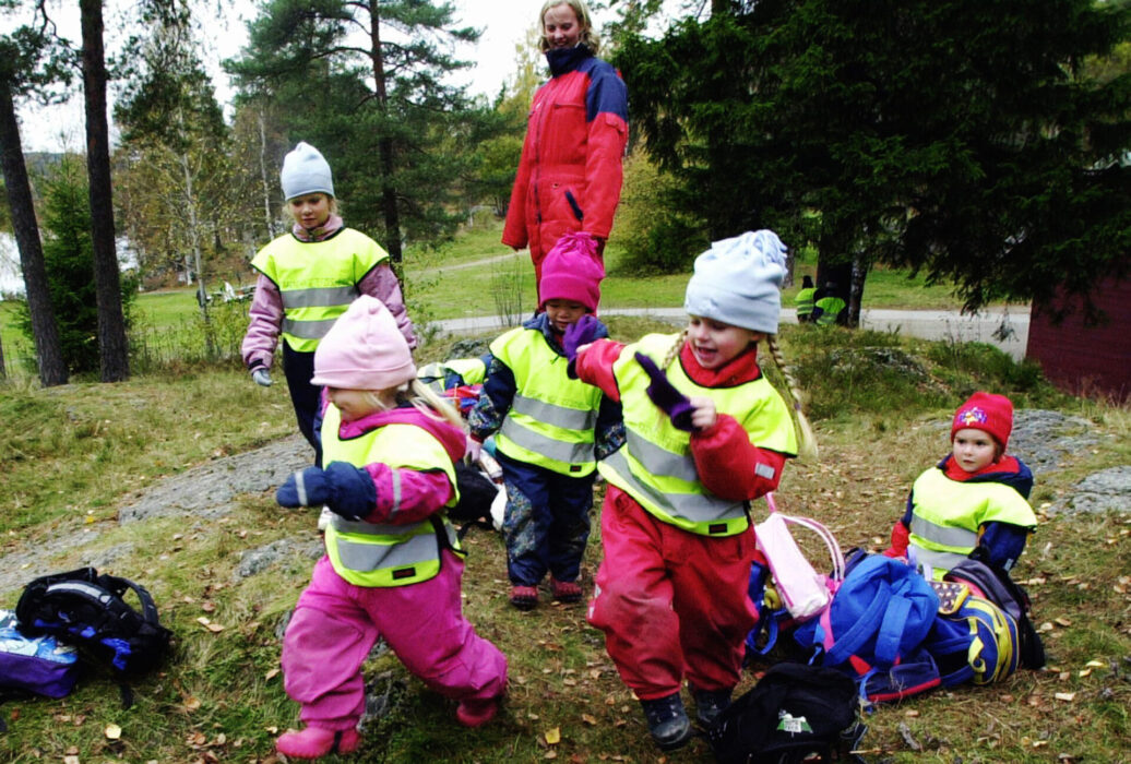 Barn vill kunna bestämma själva över sina fysiska aktiviteter, och de vill ha närvarande föräldrar, enligt en undersökning.