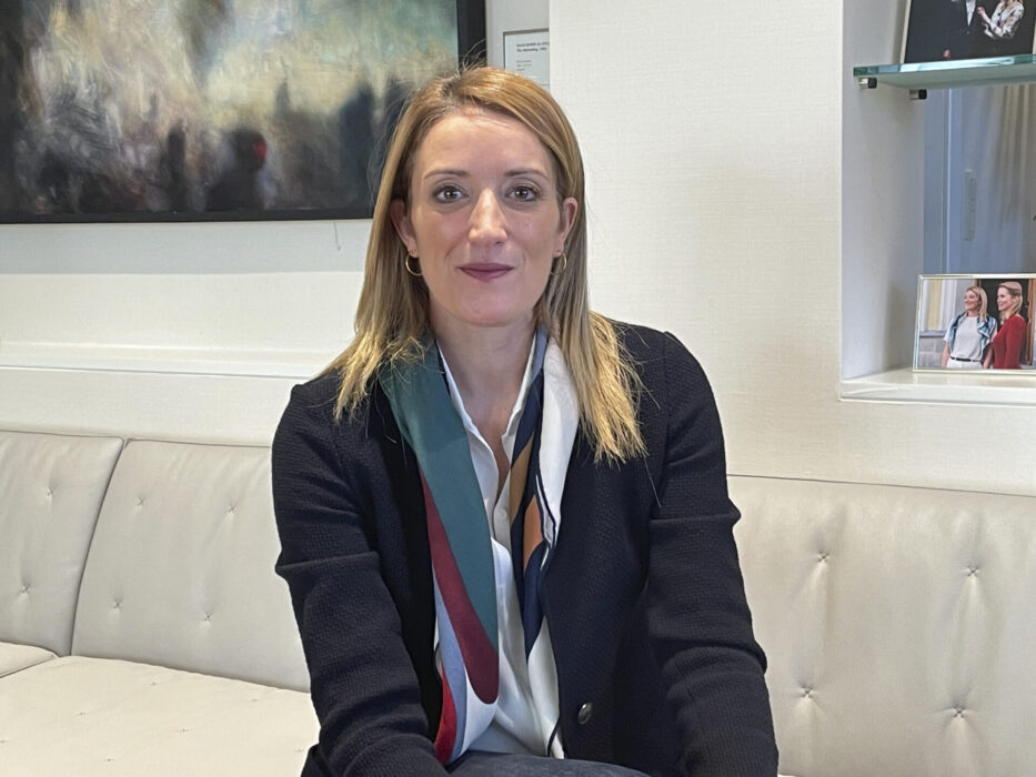 EU-parlamentets talman Roberta Metsola på sitt kontor i Bryssel.