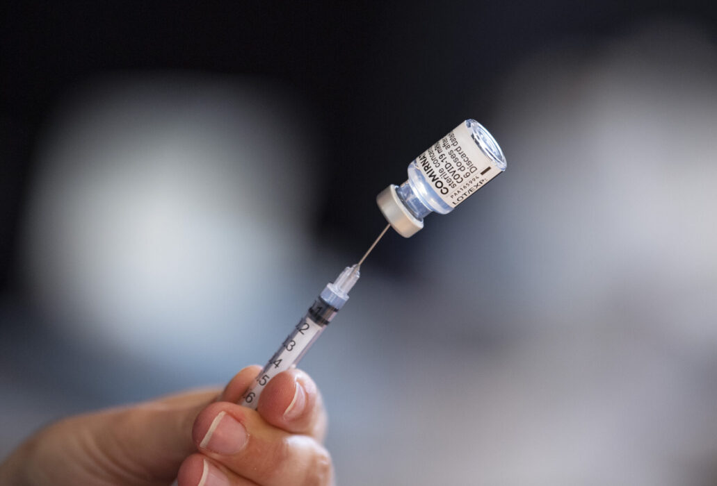 Missnöje med demokratin i Sverige påverkade viljan att vaccinera sig mot covid-19.