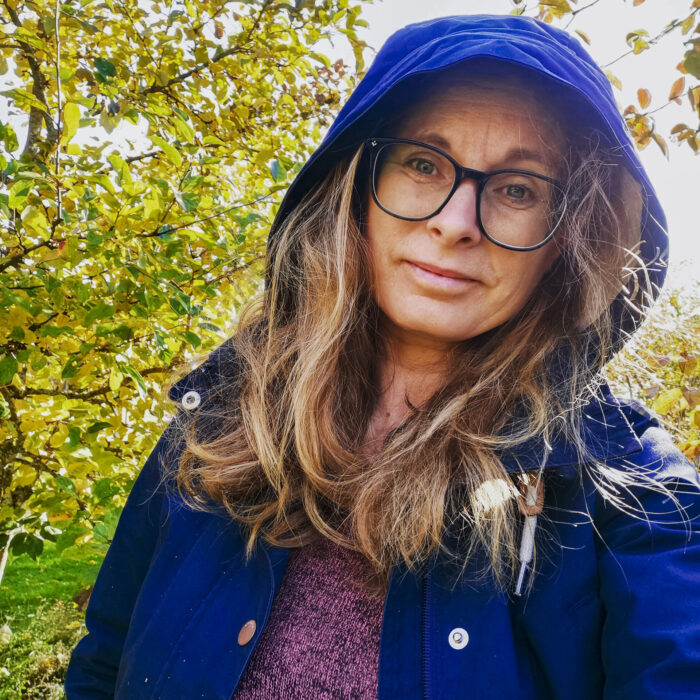 Maria Österåker har levt flera liv i väldigt olika världar.