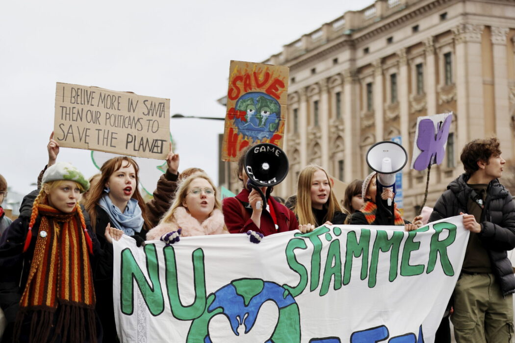 Aurora stämmer staten för en otillräcklig klimatpolitik.