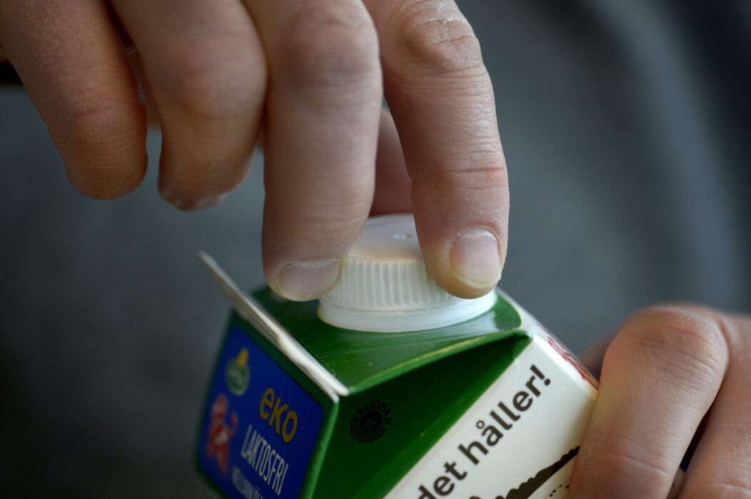 Förpackningar förlänger matens hållbarhet men kan också få oss att köpa för mycket, vilket leder till mer matsvinn.