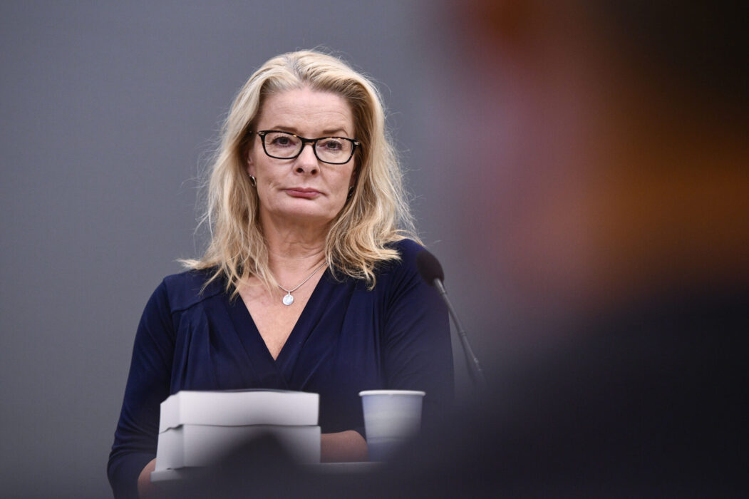 Skolminister Lotta Edholm (L) vill se en timmes mer undervisning i svenska och matte per skoldag i lågstadiet.