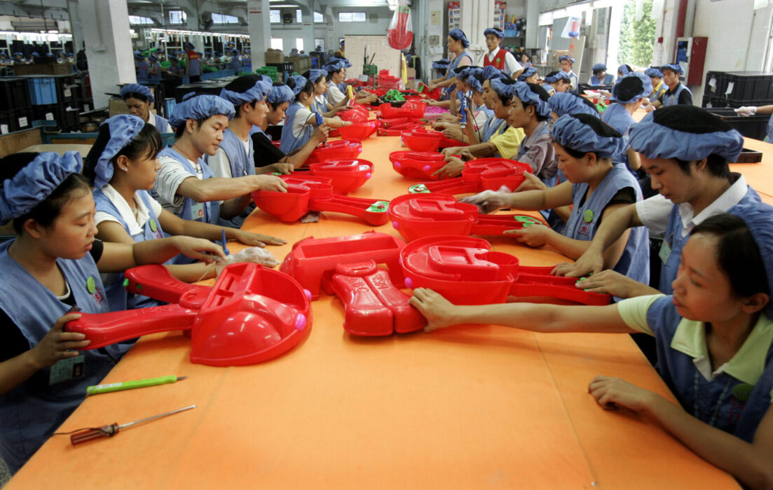 Arbetare sätter ihop leksaksbilar i en fabrik i Dongguan.