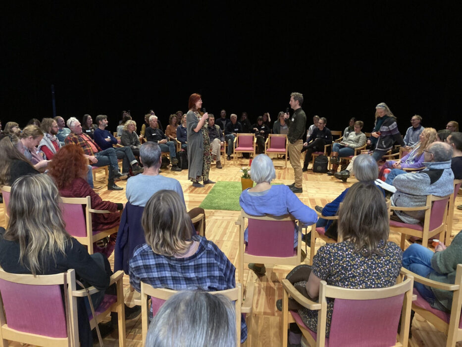 Omställningsnätverkets avgående ordförande Arci Pasanen och David Bennett, som sitter kvar på posten, vid öppningen av Omställningskonferensen.