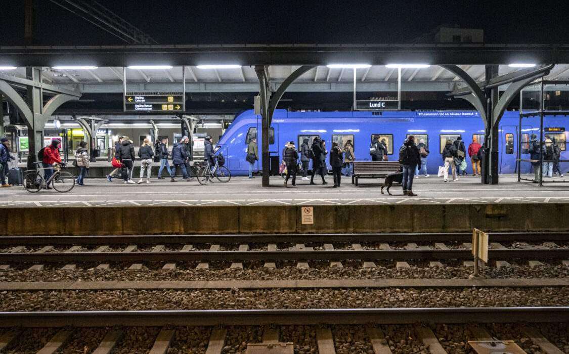 Sveriges konsumenter och Resenärerna vill standardisera söksystem, biljettregler, bokningssystem, terminologi och skyltning för att förenkla det kollektiva resandet.