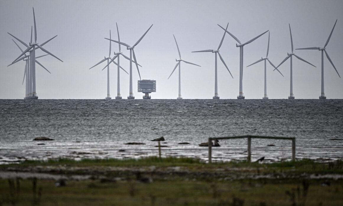 Havsbaserad vindkraft i Lillgrund vindkraftpark utanför Bunkeflostrand söder om Öresundsbron.