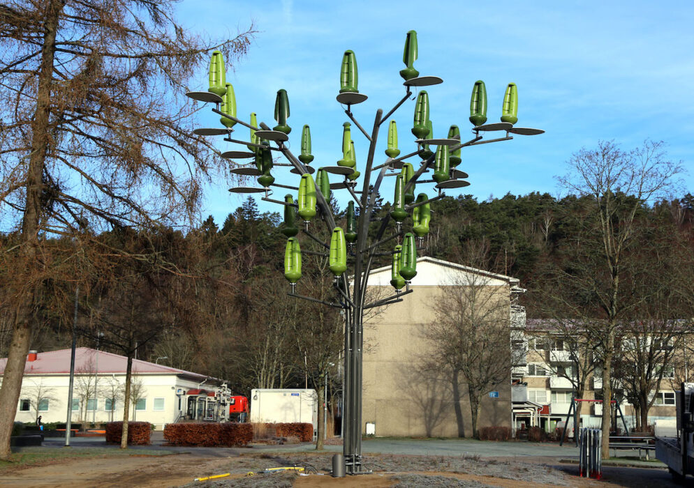 Sol- och vindkraftsträdet kan försörja upp till tio lägenheter med el.