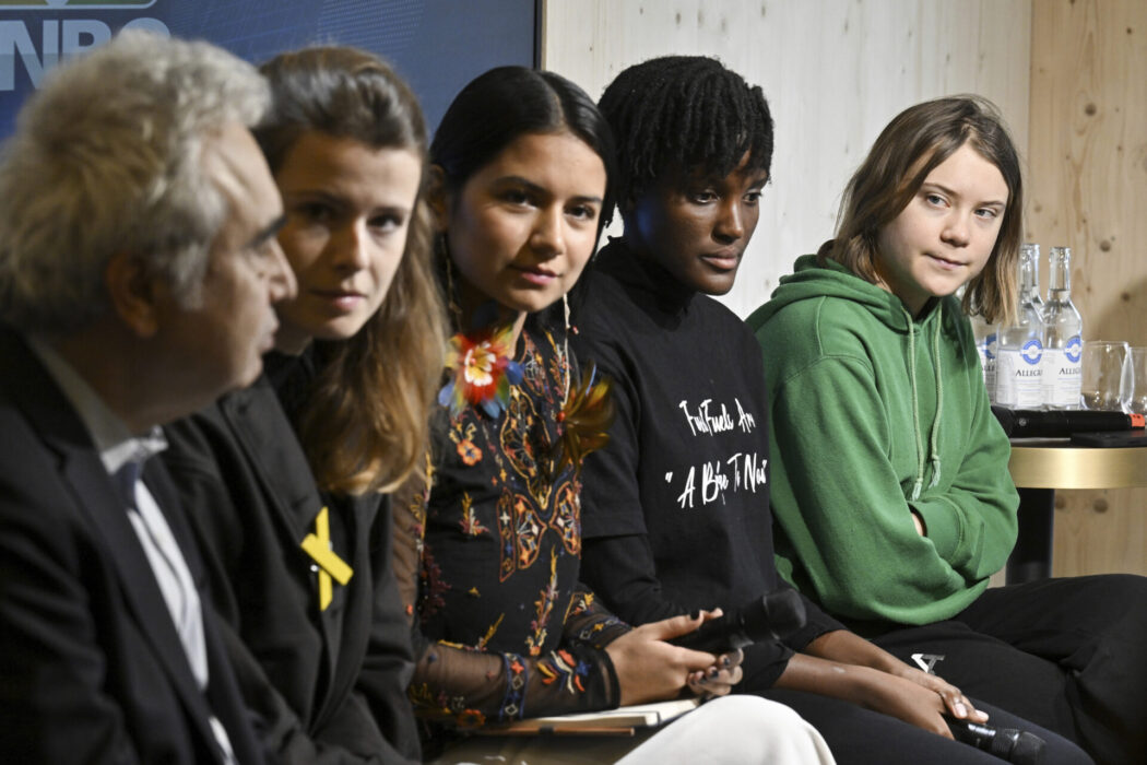 Greta Thunberg, längst till höger, i panelsamtalet i Davos.