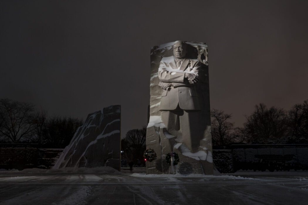 Vad ska krävas för ett pris i Martin Luther Kings namn? Krävs nolltolerens mot rasistiska rörelser eller är samtal mellan alla grupper i samhället nödvändiga? Debatten om inkludering och exkludering i omställningsrörelsen har blossat upp igen.