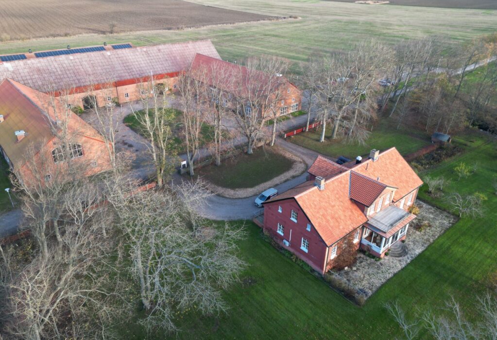 På gården Lilla Böslid i Halland ska odling kombineras med biologisk mångfald på olika sätt för att se hur de kan gynna varandra.