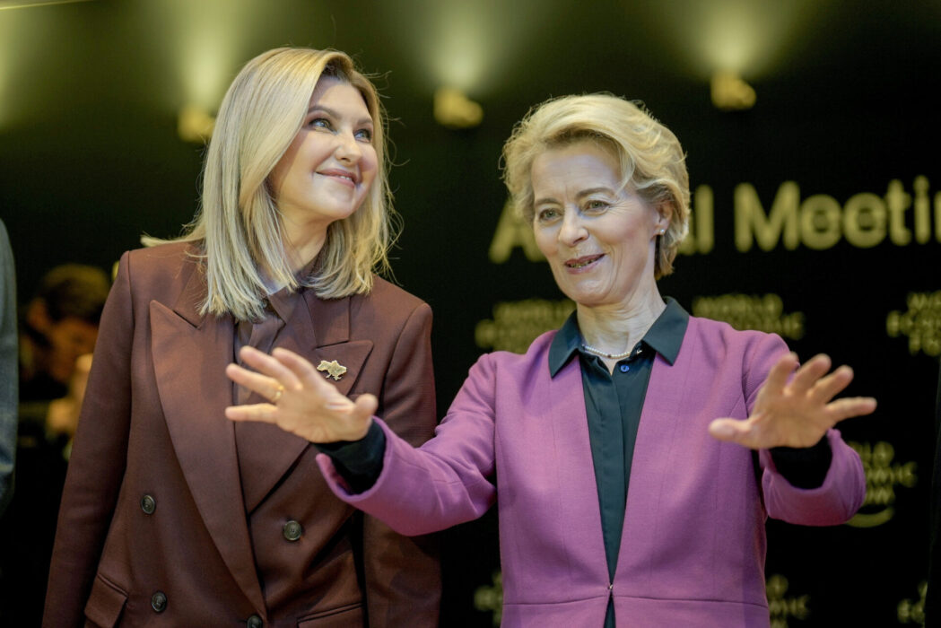 Olena Zelenska, den ukrainske presidentens fru och EU-kommissionens ordförande Ursula von der Leyen var först bland talarna när World Economic Forum inleddes i schweiziska Davos.