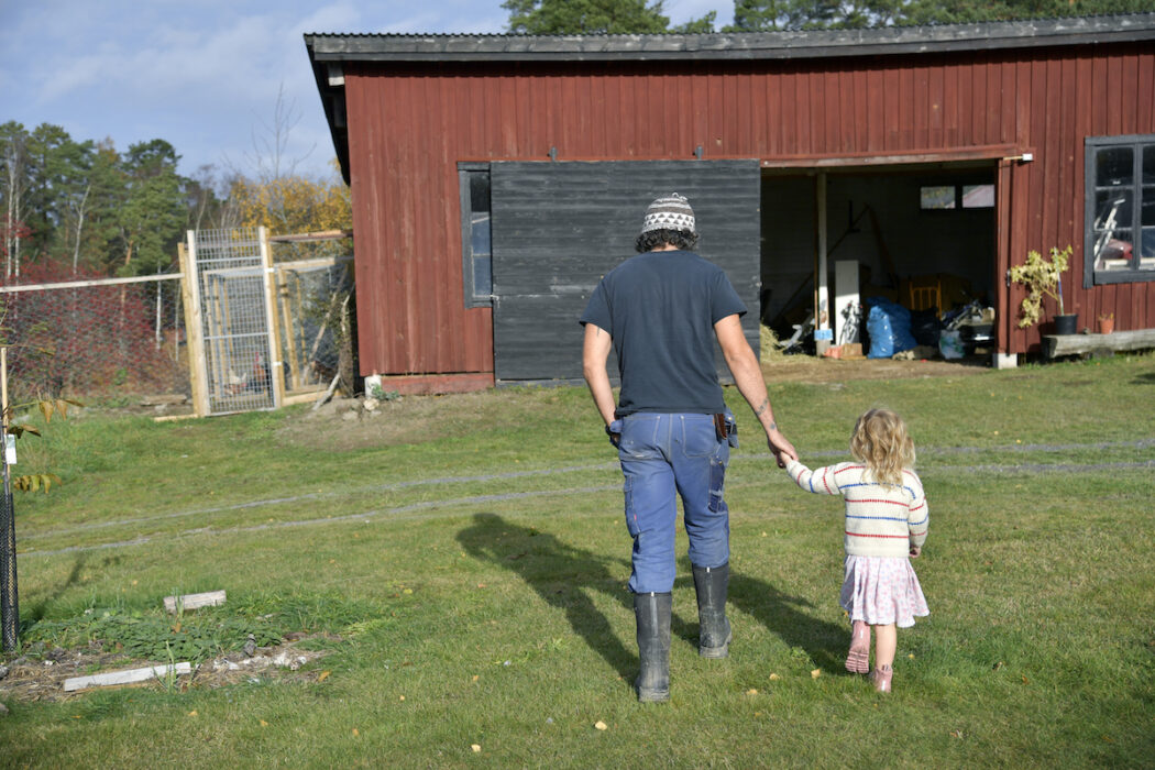Lugnare liv, natur och mer frihetskänsla för barnen hör till skälen att människor väljer att stanna kvar på landsbygden.