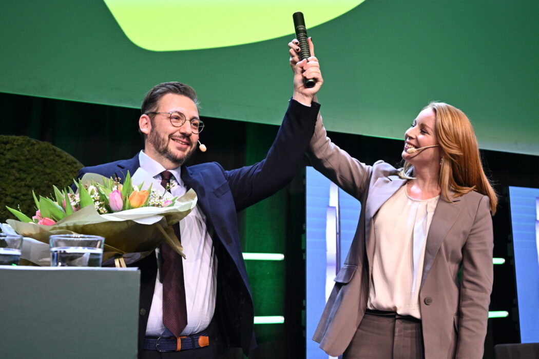 Centerpartiets nyvalde partiledare Muharrem Demirok tar emot stafettpinnen av den avgående partiledaren Annie Lööf under partiets extrainsatta partistämma.