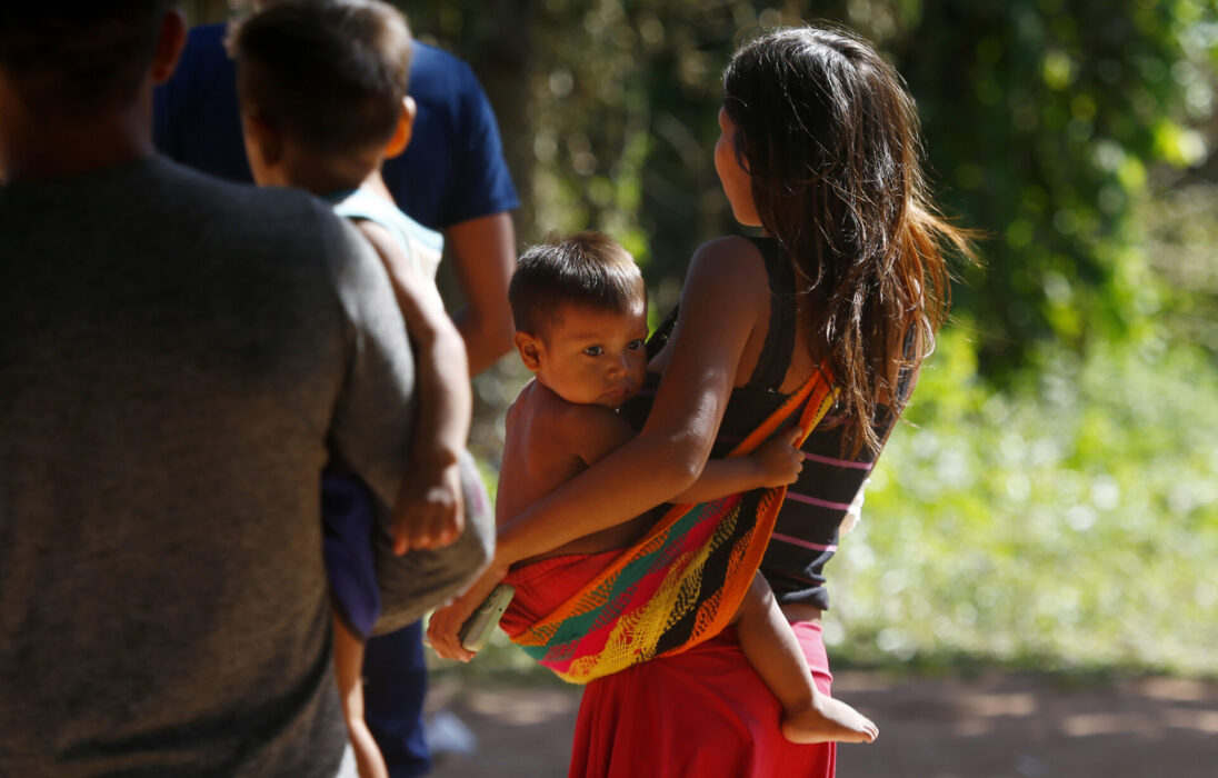 En familj som tillhör urbefolkningen yanomami i Amazonas regnskog.