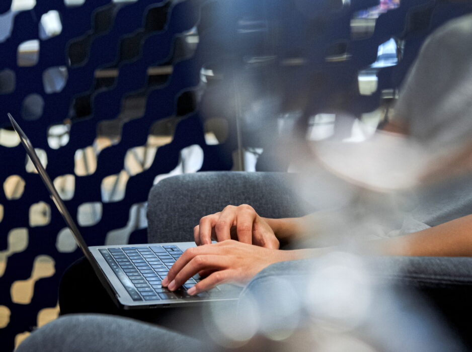 På tisdagen öppnar Sveriges första samtalsmottagning för unga transpersoner.