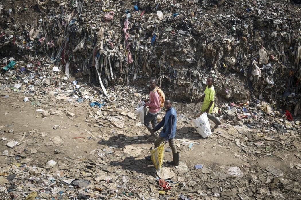 Många donerade kläder hamnar på soptippar i Kenya, som den här i Nairobi.
