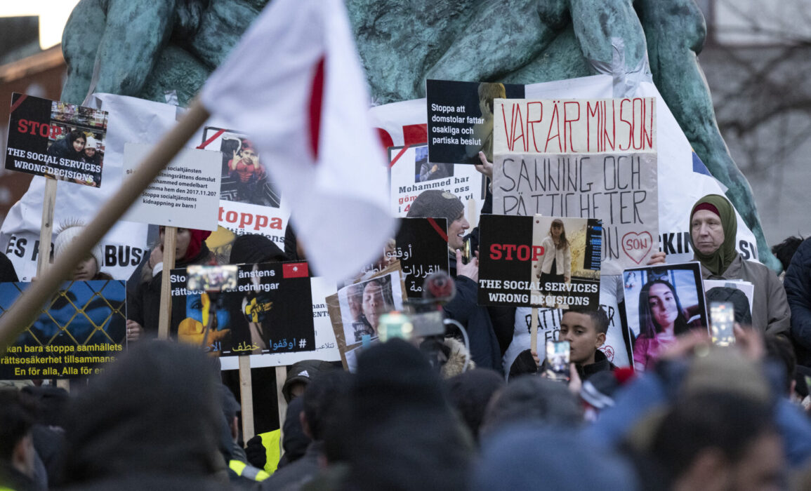 En demonstration mot socialtjänsten och tillämpningen av LVU  i Malmö i februari 2022.