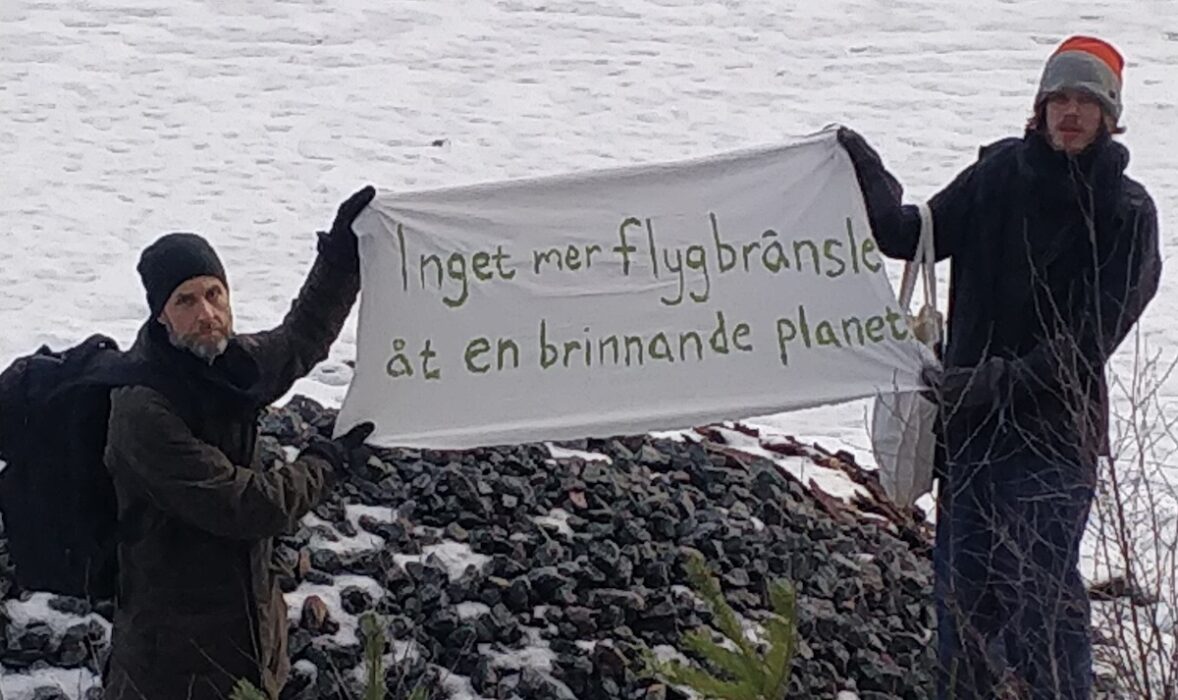 "Vi medborgare kan inte vara passiva när våra ledare fortsätter att elda på klimatkrisen", säger Martin Smedjeback (t v), en av de två aktivister som stoppade en bränsletransport på väg till Arlanda under tisdag morgon.