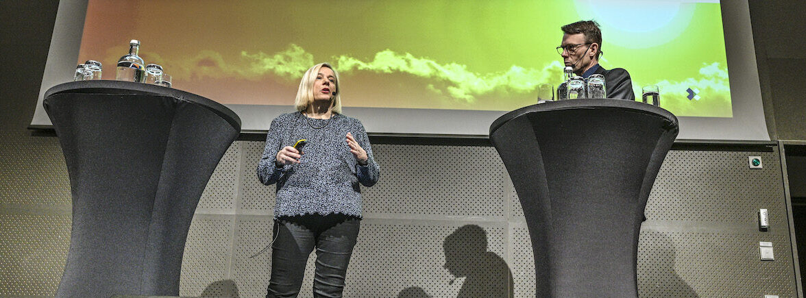 Klimatpolitiska rådets ordförande Cecilia Hermansson och vice ordförande Björn Sandén, vid presentationen av årets granskning av regeringens klimatpolitik.