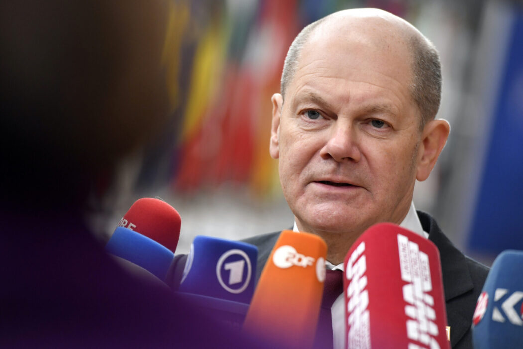 Tysklands förbundskansler Olaf Scholz på väg in till torsdagens EU-toppmöte i Bryssel.