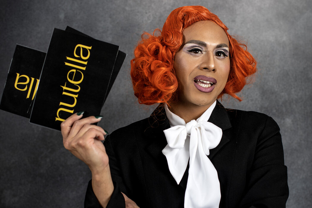 Nutella som är dragqueen håller i humoristiska utfrågningar om vetenskap.
