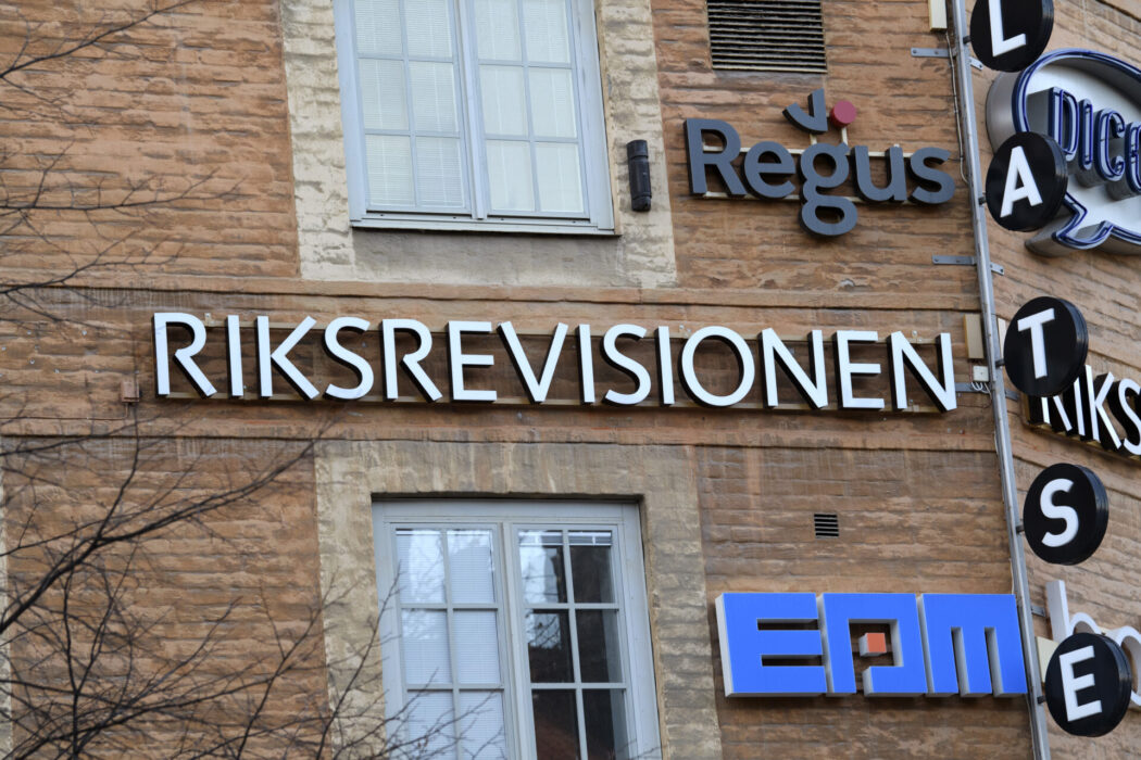 Kontrollen av bidragen till civilsamhället behöver förstärkas, hävdar Riksrevisionen.