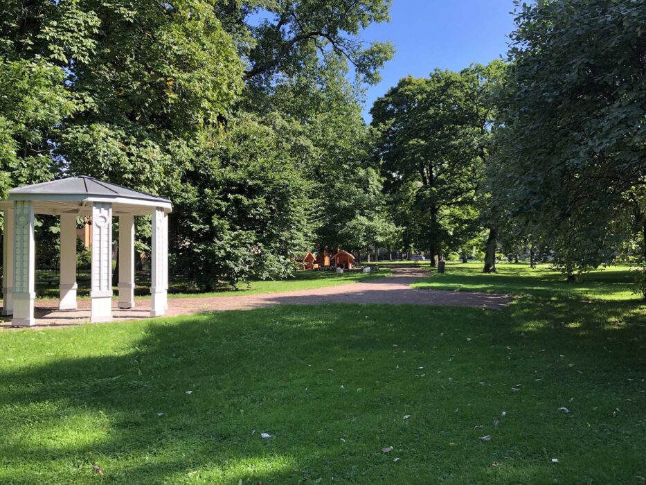 Våxnäsparken i Karlstad ska få ängspartier och rishögar för att gynna pollinatörer.