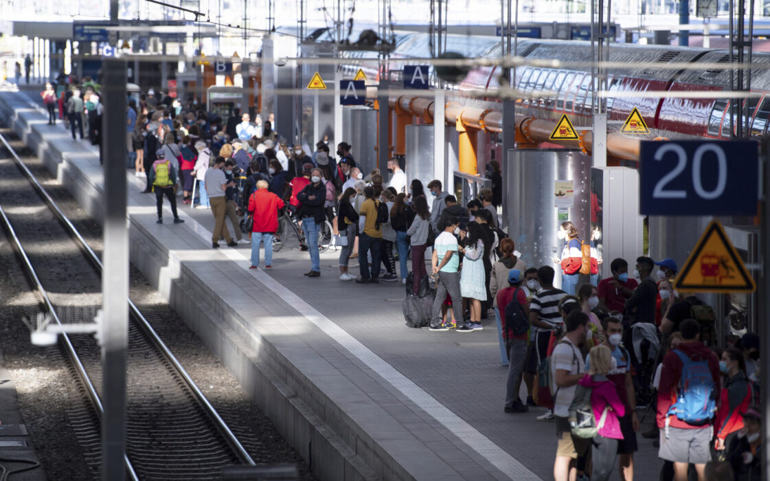 Trängsel på en perrong i München.
