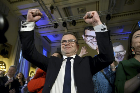 Samlingspartiets Petteri Orpo gör en segergest.