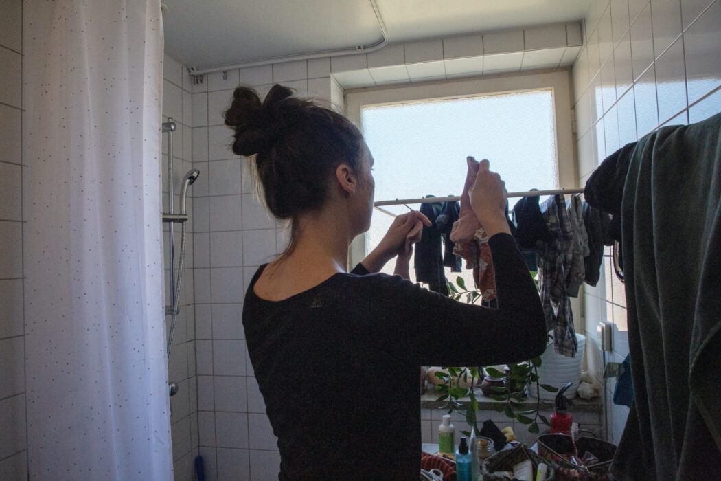 Kvinnor tar fortfarande ett större ansvar för det obetalda hemarbetet enligt Jämställdhetsmyndighetens årsrapport.