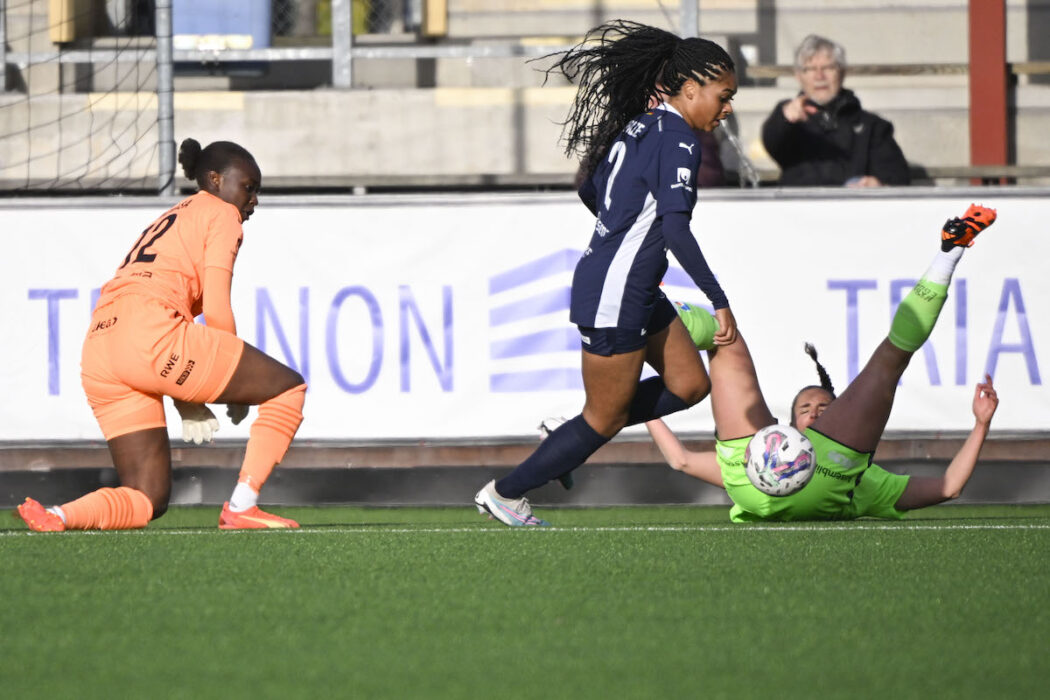 FC Rosengårds målvakt Disa Hellwig, Rosengårds Isabella Obaze och Kristianstad DFF:s Evelyne Viens under en fotbollsmatch i damallsvenskan på Malmö IP, 5 maj 2023.