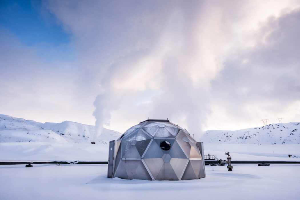 Vid värmeverket Hellisheidi på Island sugs koldioxid upp, blandas med vatten och pumpas ner i basaltrik berggrund där det binds till fast form (kalciumkarbonat).