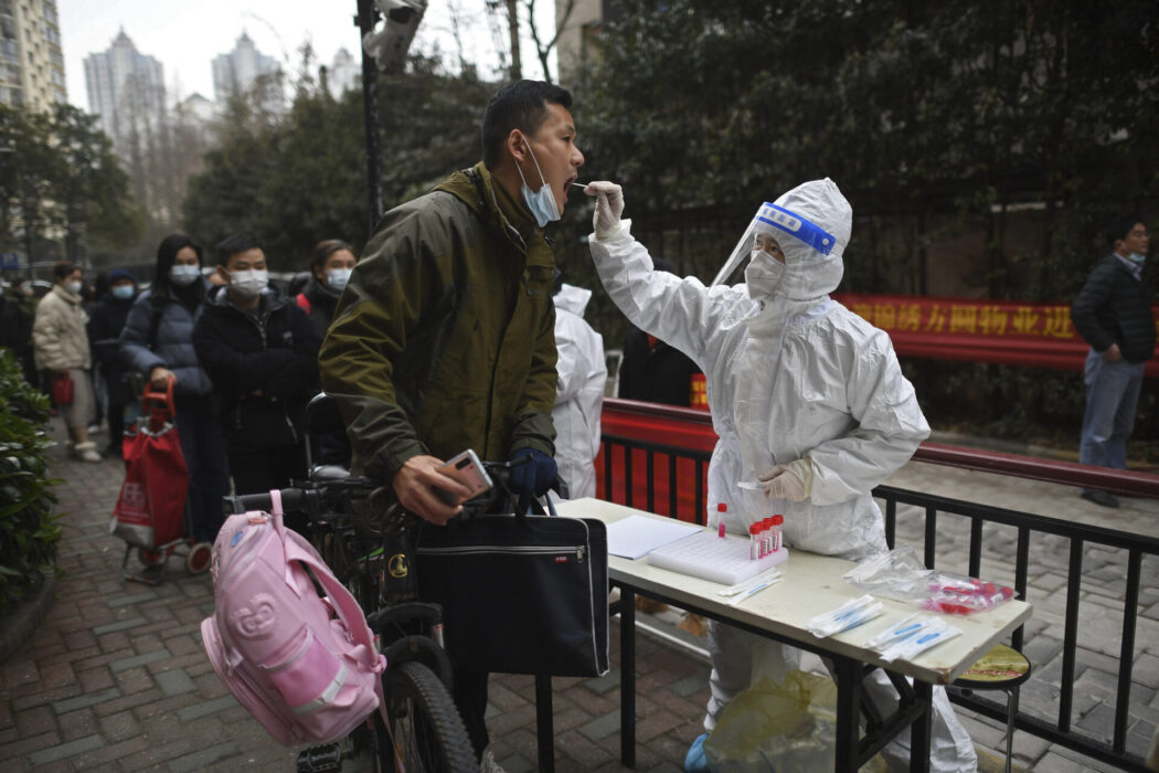 En man testas för covid-19 i Wuhan i februari 2022.