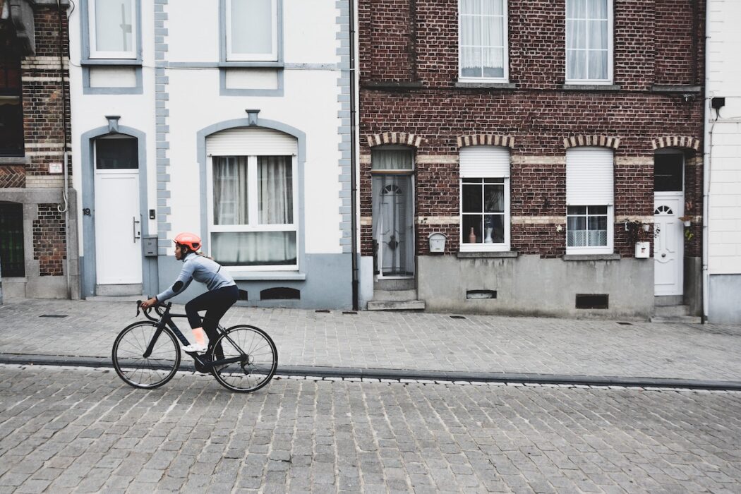 Cyklist i Geraardsbergen i regionen Flandern, Belgien.
