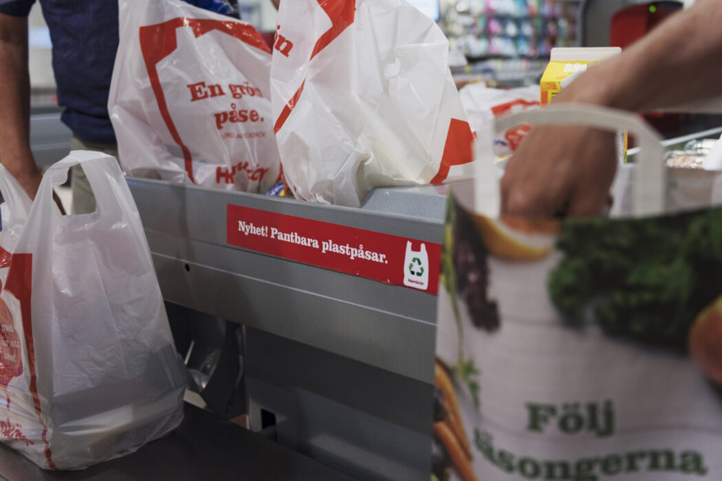Vissa butiker har tidigare infört pant på plastpåsar.