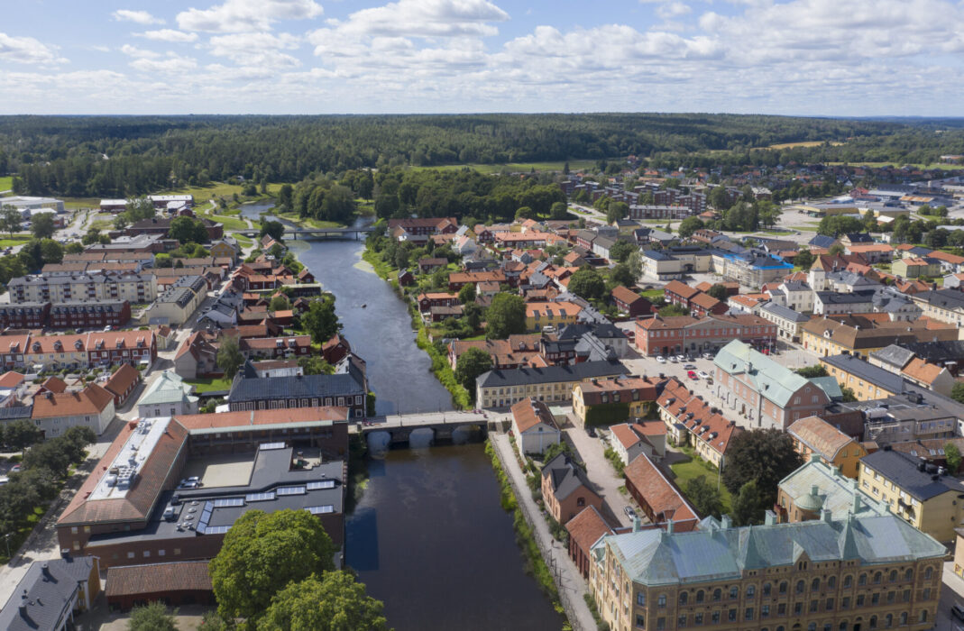 Fastighetsägare ska både kunna vara affärsmässiga och ta ett samhällsansvar, enligt en ny vägledning.