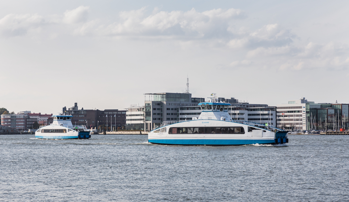 Eldrivna Älvfrida och Älveli trafikerar Göta älv i Göteborg.