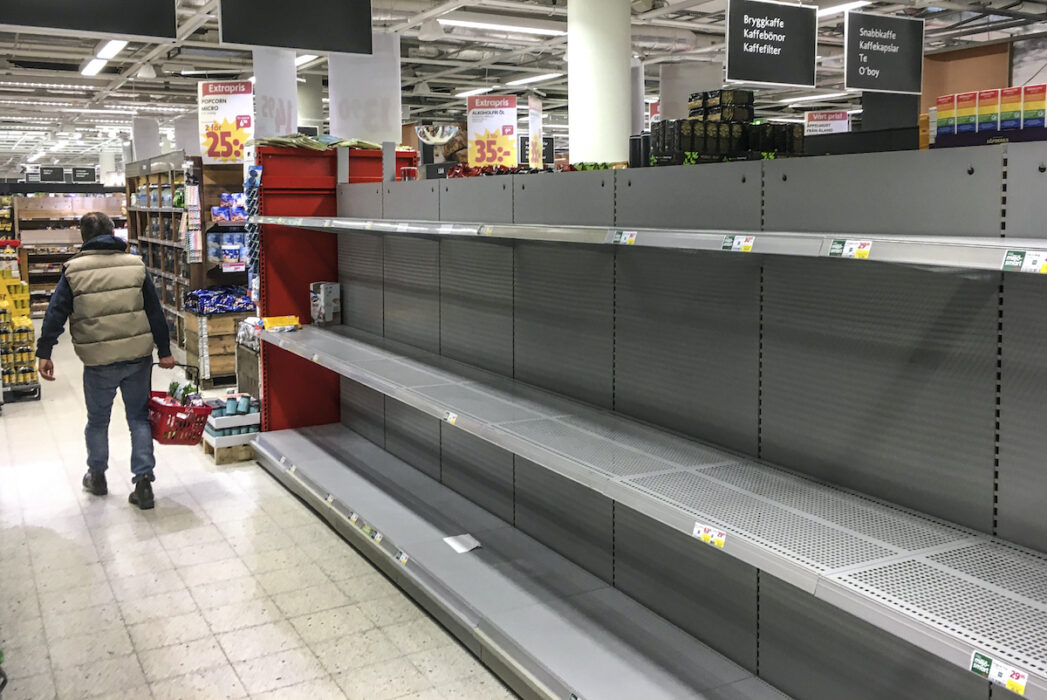Coronakrisen fick svenskar att bunkra matvaror och andra förnödenheter.