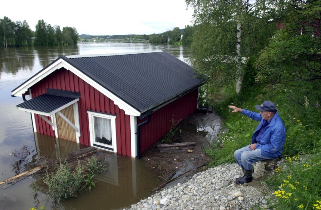 Löser försäkringsbolaget reparation av skadade saker? Här Henry Viklund vid sitt hus i byn Viskan efter en översvämning.