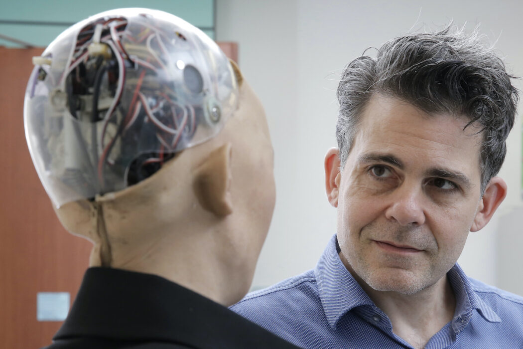 När kan AI fatta beslut i människors ställe? Här roboten Sophia med grundaren av Hanson Robotics, David Hanson.