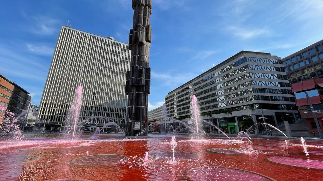 Medlemmar i organisationen Extinction rebellion har fyll fontänen vid Sergels torg i Stockholm med låtsasblod, i protest mot regeringens klimatpolitik.