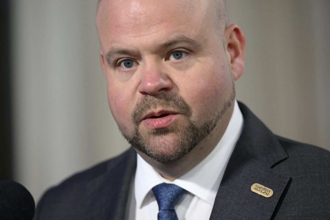 Sveriges landsbygdsminister Peter Kullgren får skarp forskarkritik.