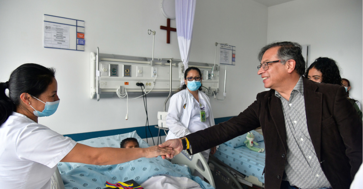 Colombias president Gustavo Petro besökte barnen på sjukhuset.